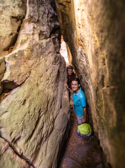 Zwei Personen in einer schmalen Felsenschlucht im NaturWanderPark delux.