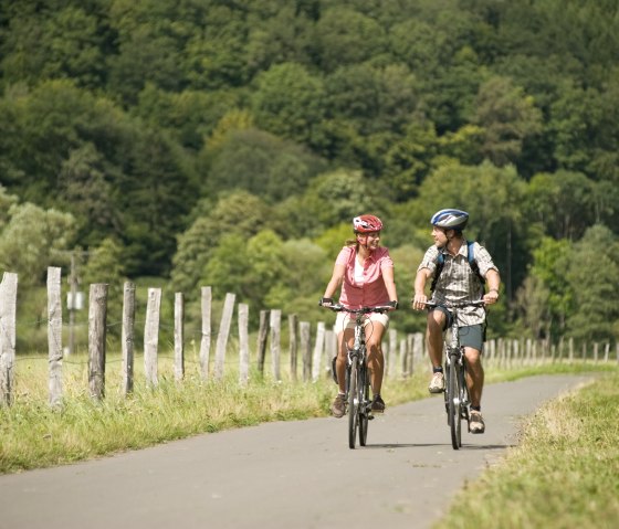 Fietstocht Eifel: Fietsers op het fietspad van de Kyll, © Eifel Tourismus GmbH - D. Ketz