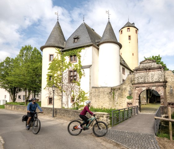 Ch&acirc;teau de Rittersdorf sur la piste cyclable de Nims, &copy; Eifel Tourismus GmbH, Dominik Ketz