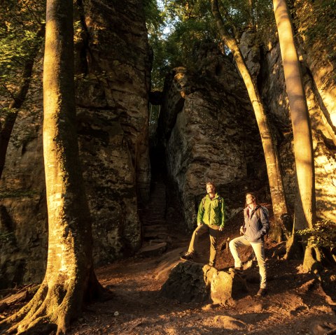 Sonnenaufgang in der felsigen Teufelsschlucht, © Eifel Tourismus GmbH, Dominik Ketz