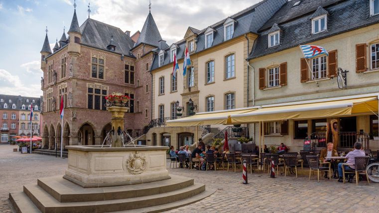 Einmaliger Platz mit historischem Gebäude und einem Brunnenden. Die Cafés und Terrassen laden zum Verweilen ein.