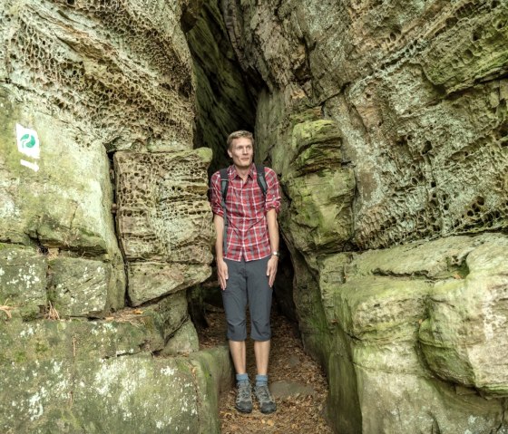 Le passage Mandrack devient étroit au Felsenweg 3, © Eifel Tourismus GmbH, D. Ketz