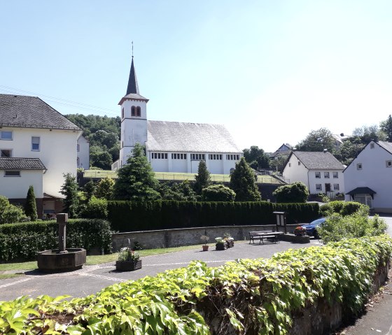 Kirche und Dorfplatz in Utscheid, &copy; Felsenland S&uuml;deifel Tourismus, Natalie Mainz