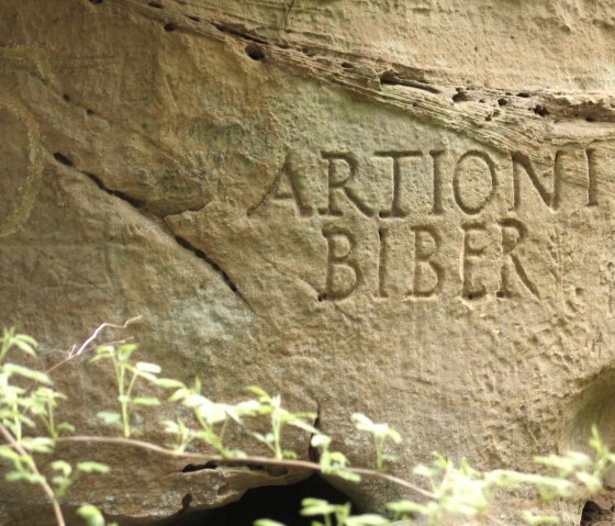 Inschrift ARTIONI BIBER, &copy; Felsenland S&uuml;deifel Tourismus