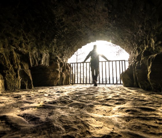 Entouré de rochers, plongé dans une lumière dorée - Le château de Prüm, © Eifel Tourismus GmbH, D. Ketz