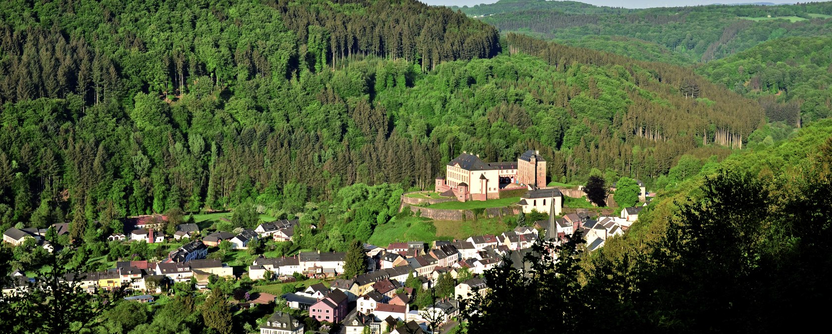Panoramisch uitzicht op kasteel Malberg, &copy; Tourist-Information Bitburger Land_Monika Mayer