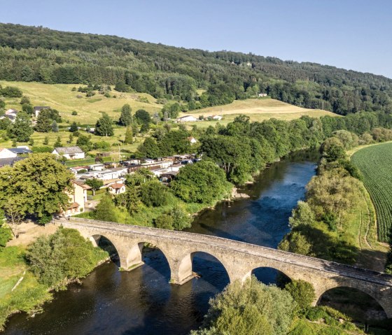 Vue sur le village de Dillingerbrück au Felsenweg 2, © Eifel Toursimus GmbH, D. Ketz