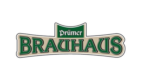 Een logo van de Prümers Brauhaus. Het toont de tekst „Prümer BRAUHAUS“ in groene en zwarte letters.
