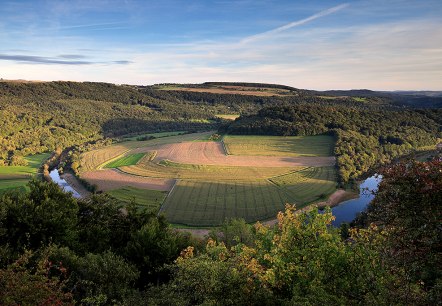 Panoramablick auf eine Flusslandschaft mit Feldern und Wäldern im warmen Licht der untergehenden Sonne., © Naturpark Südeifel, C. Schleder