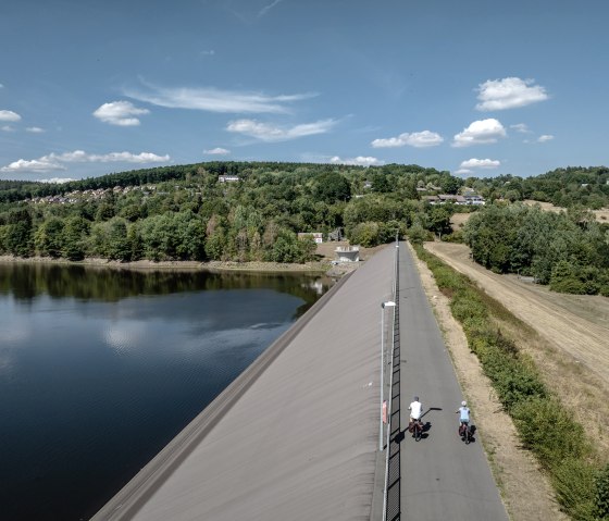 Der Kyll-Radweg f&uuml;hrt am Kronenburger See vorbei, &copy; Eifel Tourismus GmbH, Dennis Stratmann - finanziert durch REACT-EU