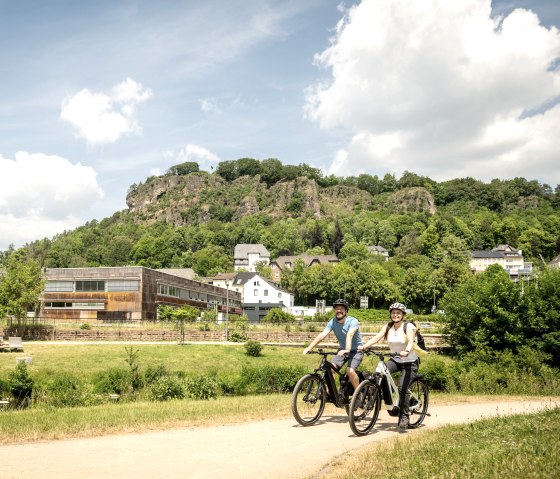 Kyll-Radweg in Gerolstein. mit Dolomiten im Hintergrund, &copy; Eifel Tourismus GmbH, Dominik Ketz