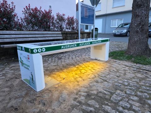 Een creatief Boomhut met houtstapel en een kleine ingang. Het staat op een groene wei, omringd door een houten hek.
