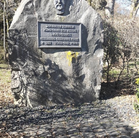 Gedenkstein mit Inschrift, &copy; Felsenland S&uuml;deifel Tourismus GmbH