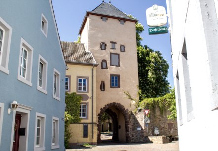 De Oberes Tor in Dudeldorf, een historische stadspoort omringd door kleurrijke huizen en een straatnaambord. Zonnige dag met een blauwe lucht., &copy; Tourist-Information Bitburger Land_M. Mayer