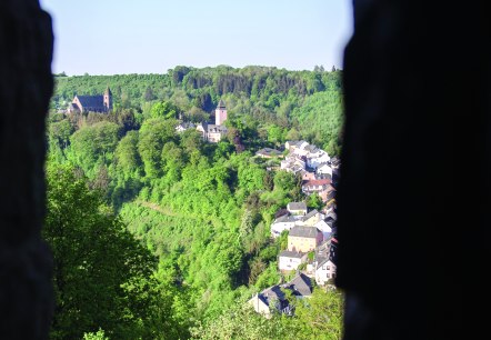 Blick von der Mariens&auml;ule auf eine gr&uuml;ne Landschaft mit Kirche und H&auml;usern, umgeben von Wald und blauem Himmel., &copy; Tourist-Information Bitburger Land_Monika Mayer