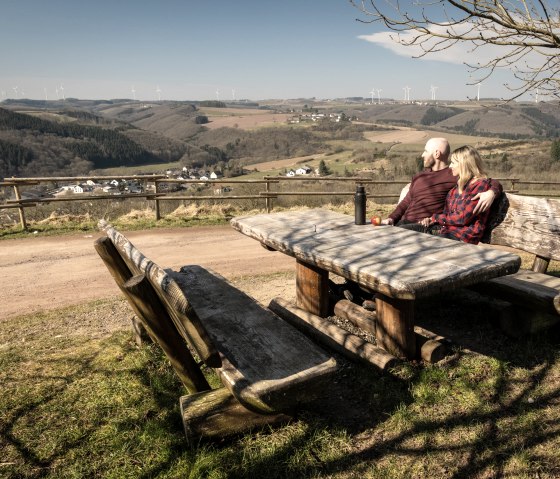 Pause randonnée à la colonne de Marie près de Waxweiler, © Eifel Tourismus GmbH, D. Ketz