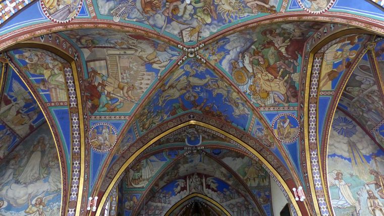 Ein wunderschöner Gewölbe mit bunten Wandmalereien. Die kunstvollen Details zeigen Szenen aus der Geschichte.