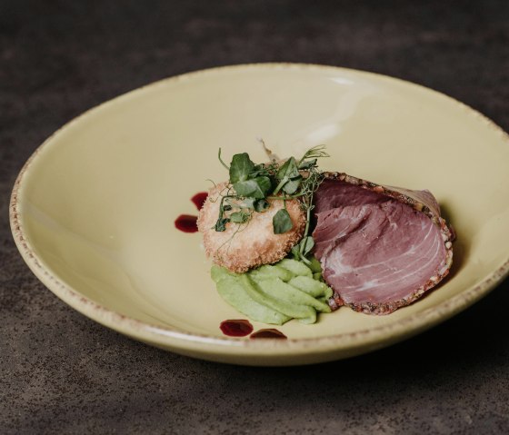 Jaune d'œuf frit sur purée de petits pois à la sauce maison