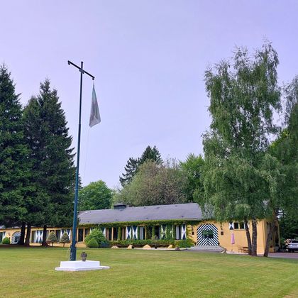 Frontalzicht van verre op de Hubertus Stube