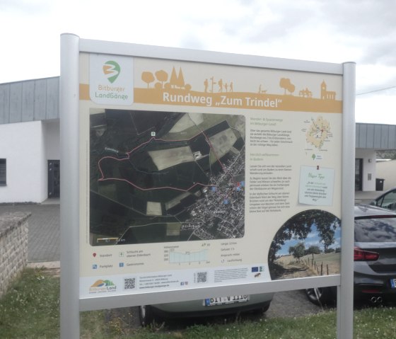 Ori&euml;ntatiebord bij het startpunt van de wandelroute bij het gemeentehuis, &copy; TI Bitburger Land