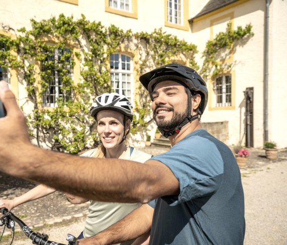 Selfie avec le ch&acirc;teau de Niederweis sur la piste cyclable de Nims, &copy; Eifel Tourismus GmbH, Dominik Ketz
