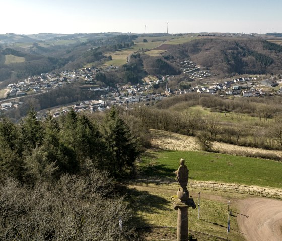 Mariens&auml;ule mit Blick auf Waxweiler und das Pr&uuml;mtal, &copy; Eifel Tourismus GmbH, D. Ketz