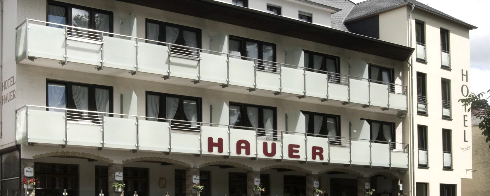 Vue ext&eacute;rieure de l'h&ocirc;tel Hauer, &copy; Hotel-Restaurant Hauer