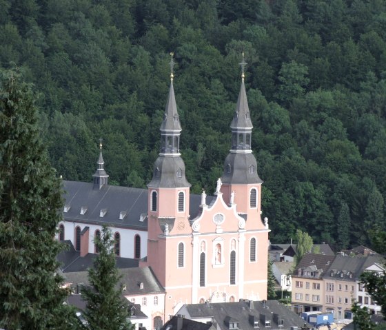Vue de la vall&eacute;e sur la basilique Saint-Sauveur de Pr&uuml;m, &copy; Tourist-Information Pr&uuml;mer Land