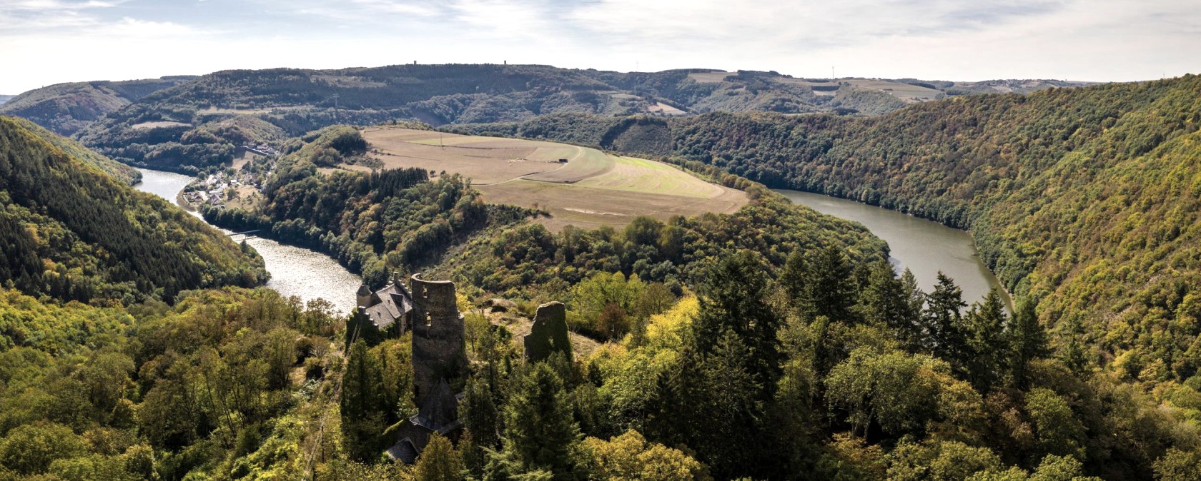 Ourtalschleife mit Burgruine Falkenstein, © Felsenland Südeifel Tourismus GmbH