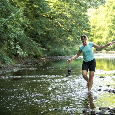 S'amuser au bord de l'eau de la Pr&uuml;m sur la route du lac de barrage de la vall&eacute;e de la Pr&uuml;m, &copy; Eifel Tourismus GmbH, D. Ketz
