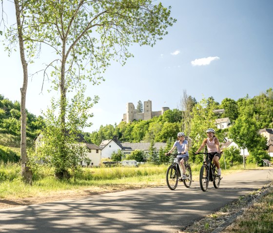 Piste cyclable de Nims avec le ch&acirc;teau de Sch&ouml;necken en arri&egrave;re-plan, &copy; Eifel Tourismus GmbH, Dominik Ketz
