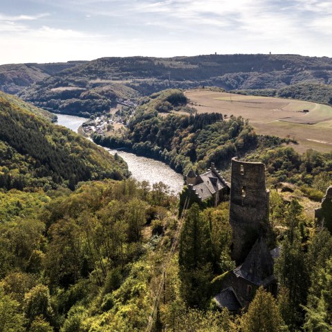 Blick auf Burg Falkenstein und die Our, © Eifel Tourismus GmbH, Dominik Ketz