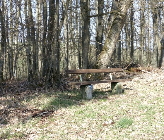 Banc de repos au carrefour (ici &agrave; gauche), &copy; Tourist-Information Islek