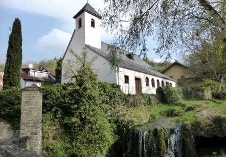 De kerk van H&uuml;ttingen en de waterval in het dorp, &copy; NaturAktivErleben